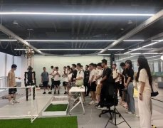 正在高年级研究生的率领下